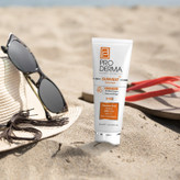 کرم ضد آفتاب رنگی پرودرما، SPF 90، مدل 90 Sunvest، مناسب انواع پوست با تنالیته متوسط و حجم 40 میلی لیتر، ضدآب، فاقد پارابن، محافظتکننده در برابر اشعههای UVA و UVB و غیر کومدونزا، PA+++، ضد چروک، دارای فرمولاسیون ویتامین C، با ماندگاری 2 ساعته