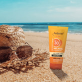 کرم ضد آفتاب رنگی آردن سان، SPF 30، مدل Light Beige، مناسب انواع پوست با تنالیته روشن و حجم 50 میلیلیتر، ضد آب، محافظتکننده در برابر اشعههای UVA و UVB، ضد لک، دارای فرمولاسیون ویتامینهای C و E، با ماندگاری 2 ساعته